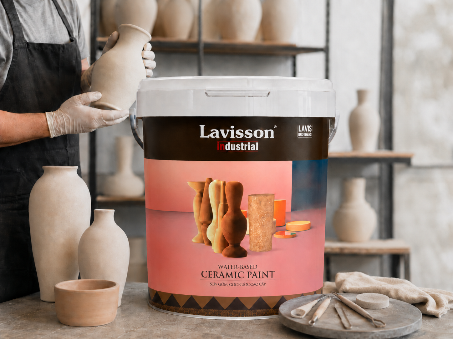 Khu vực thử mẫu sơn Lavisson Ceramic Paint trong xưởng gốm